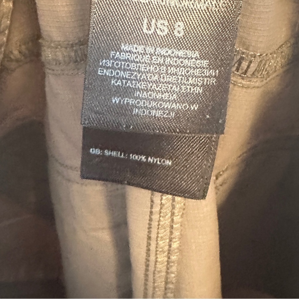 North Face adjustable hiking pant. Like new condition but missing button. - Picture 5 of 10